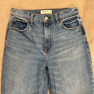 Abercrombie & Fitch High Rise 80s Mom Jeans Medium Wash